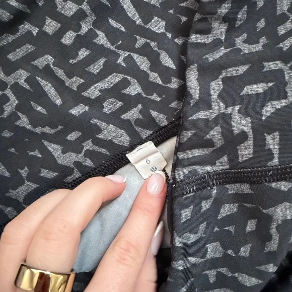 Lululemon cropped leggings; black and gray patterned, size 6 - Picture 2 of 3